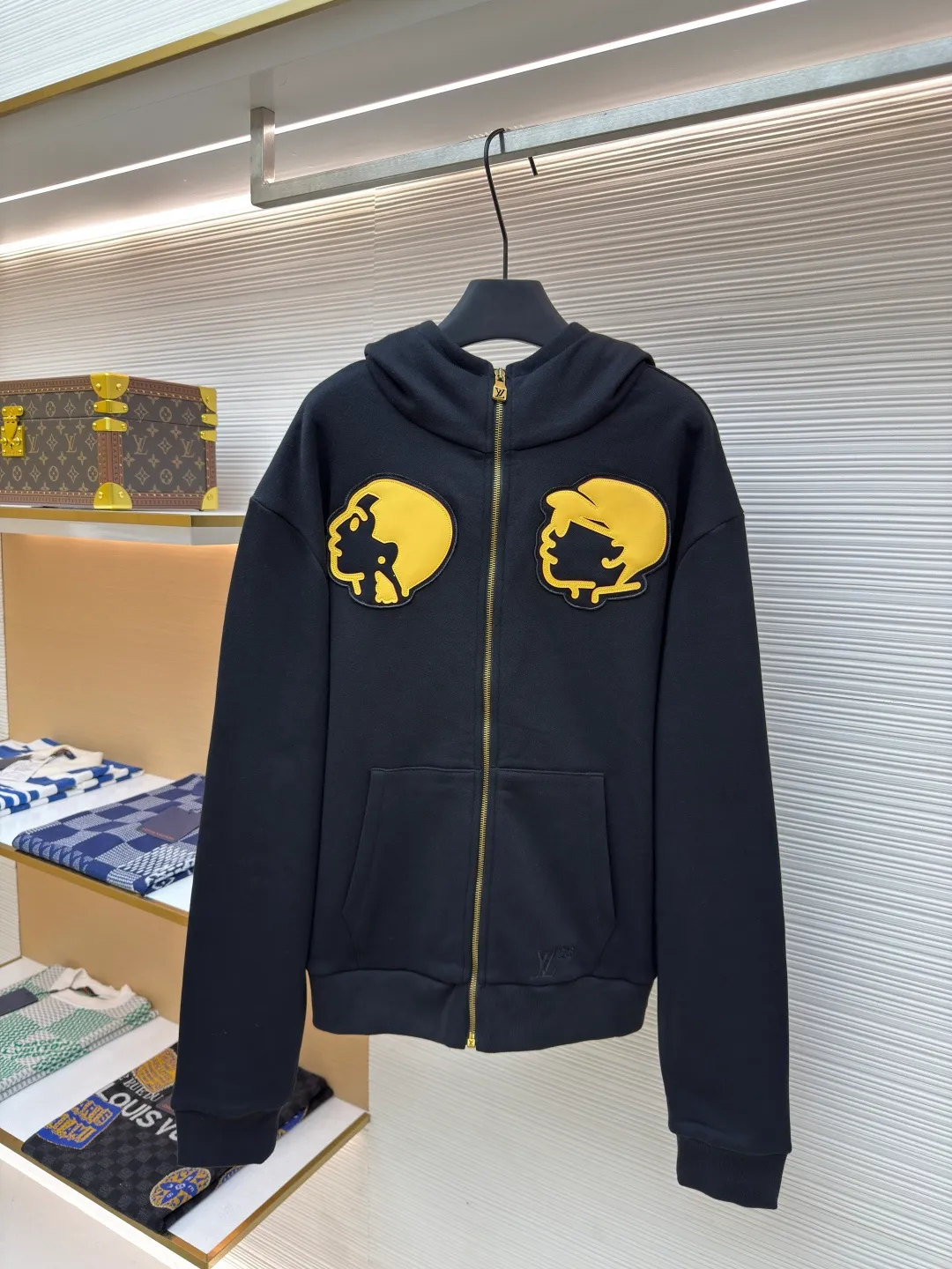 LOUIS VUITTON double portrait hooded sweatshirt ●Authentic product: Purchased and developed by 17067 ●Item number: 1680363-B25 ●Fabric: pure cotton fleece fabric ●Technology: patch laser cutting ●Version: loose fit ●Weight: about 850 grams ●Size: XS-S-M-L ●Description: The fabric is made of 26S double yarn + 10S reverse terry base yarn, 380g; paired with 21S double yarn rib, 470g. The double-sided basic structure has better bottom-locking ability, and it uses spandex yarn to lock the fabric surface tightly. Even if it is made into a thick fleece effect, the lint loss is still less than that of ordinary sweatshirt fleece fabrics. The texture is clear and delicate, and the cloth surface is clean and smooth; the cloth surface can quickly return to flatness after stretching, making it wide and easy to shape. The leather patches are laser cut. According to the pattern matching requirements, laser engraving technology is used to cut the pattern; ensuring clear lines and sharp edges. After laser cutting, the edges are trimmed by hand to ensure that the outline of the patch blends seamlessly with the leather. The leather surface is covered with a waterproof and anti-fouling coating to enhance durability.  The embossed letters are distinctly concave and convex, with a delicate touch and a three-dimensional relief effect.  The leather counterpoint is embellished with stamp shapes, and the logo silhouette is made of imported custom-made embroidery thread. The glossy mercerized embroidery thread is dyed to give it a uniform and glossy finish. The exquisite embroidery machine combines complex embroidery needlework and fine detail processing to create a three-dimensional micro-relief embroidery effect. The overall wiring is straight and delicate, the fabric is comfortable and soft, and the color is consistent without color difference. It can be matched with the same style to create a fashionable look and control various occasions. Customized accessories, complete with three standards, same style for men and women!